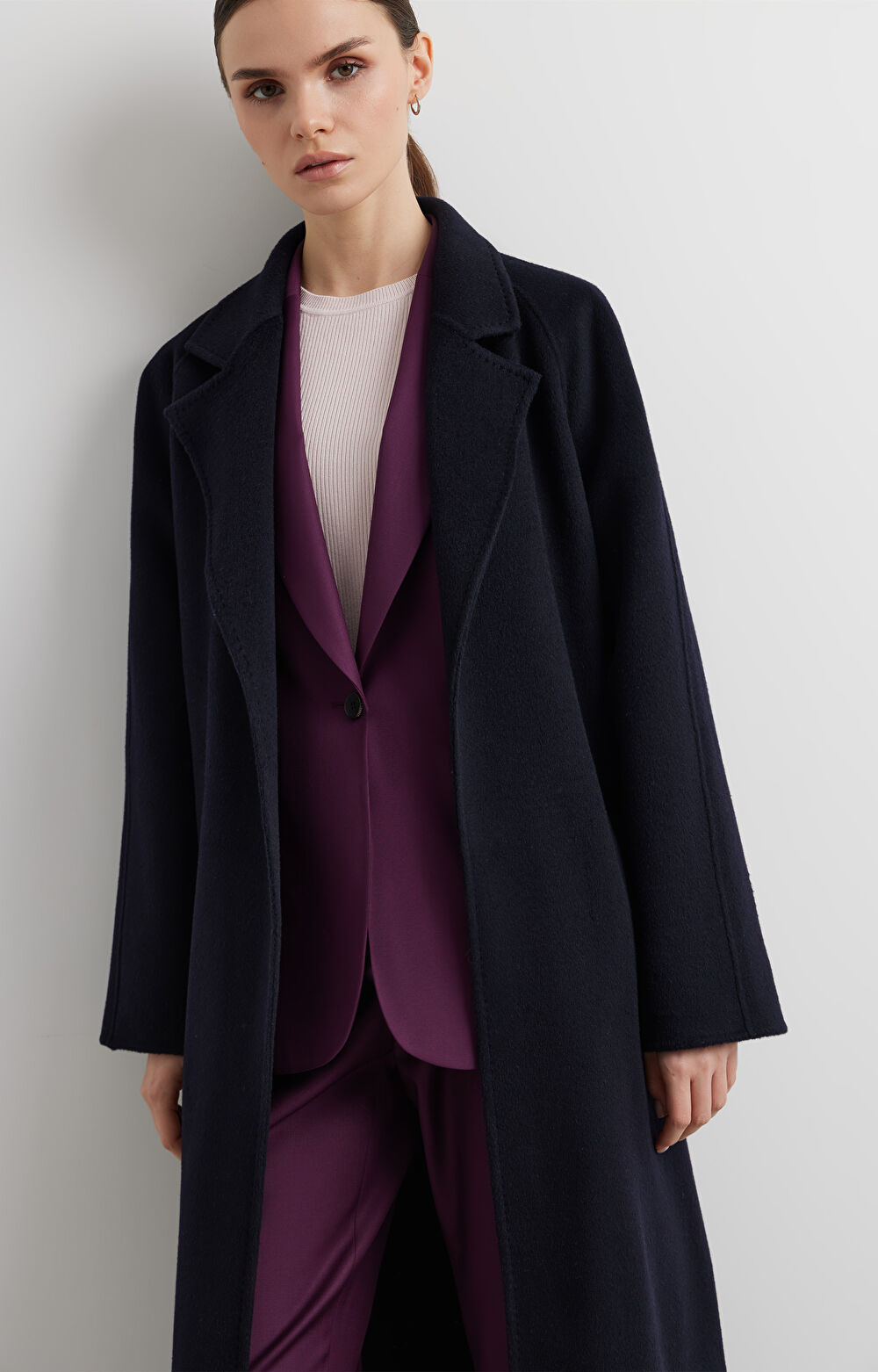 Kopertowy płaszcz z paskiem - 7