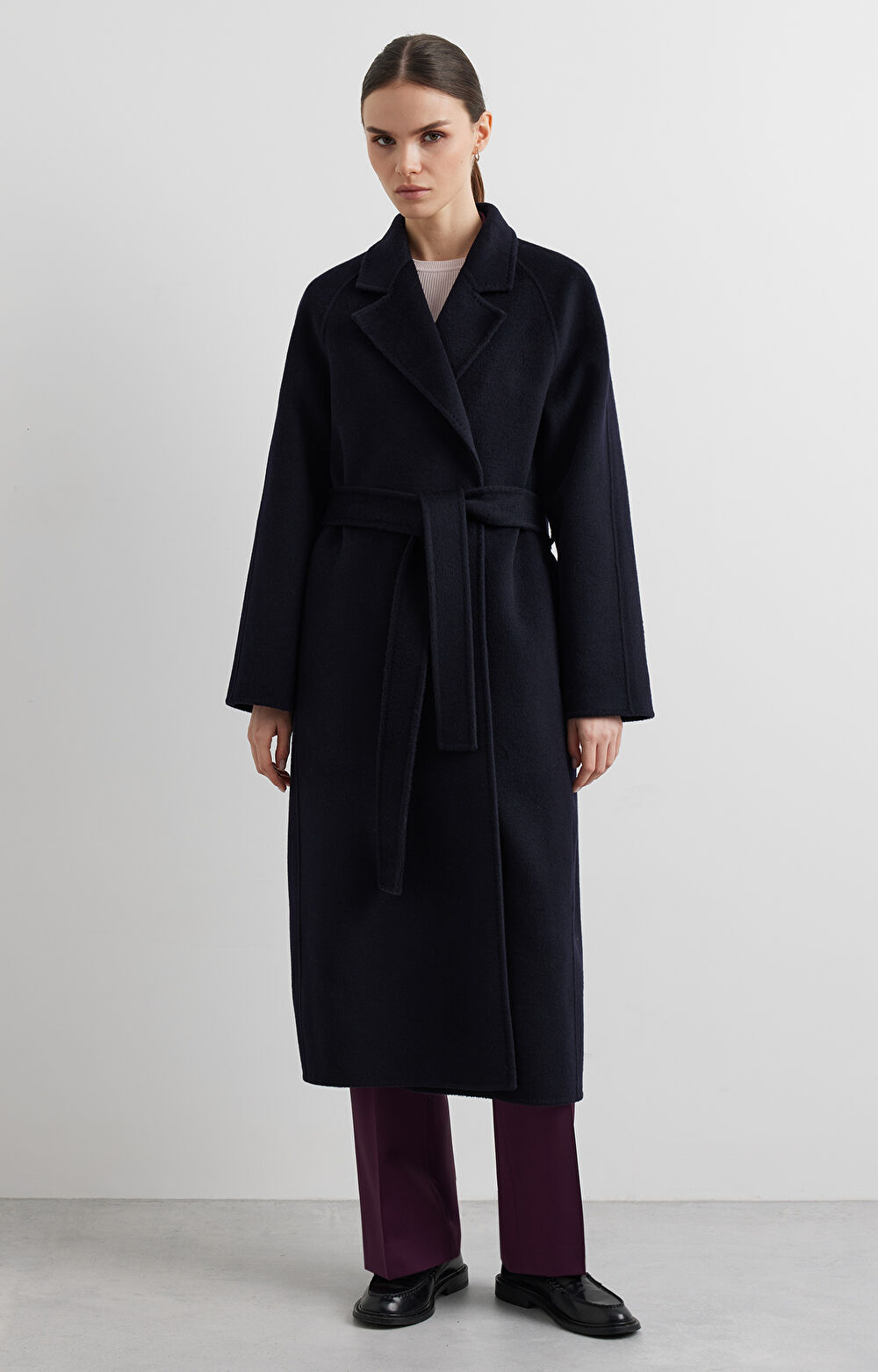 Kopertowy płaszcz z paskiem - 6