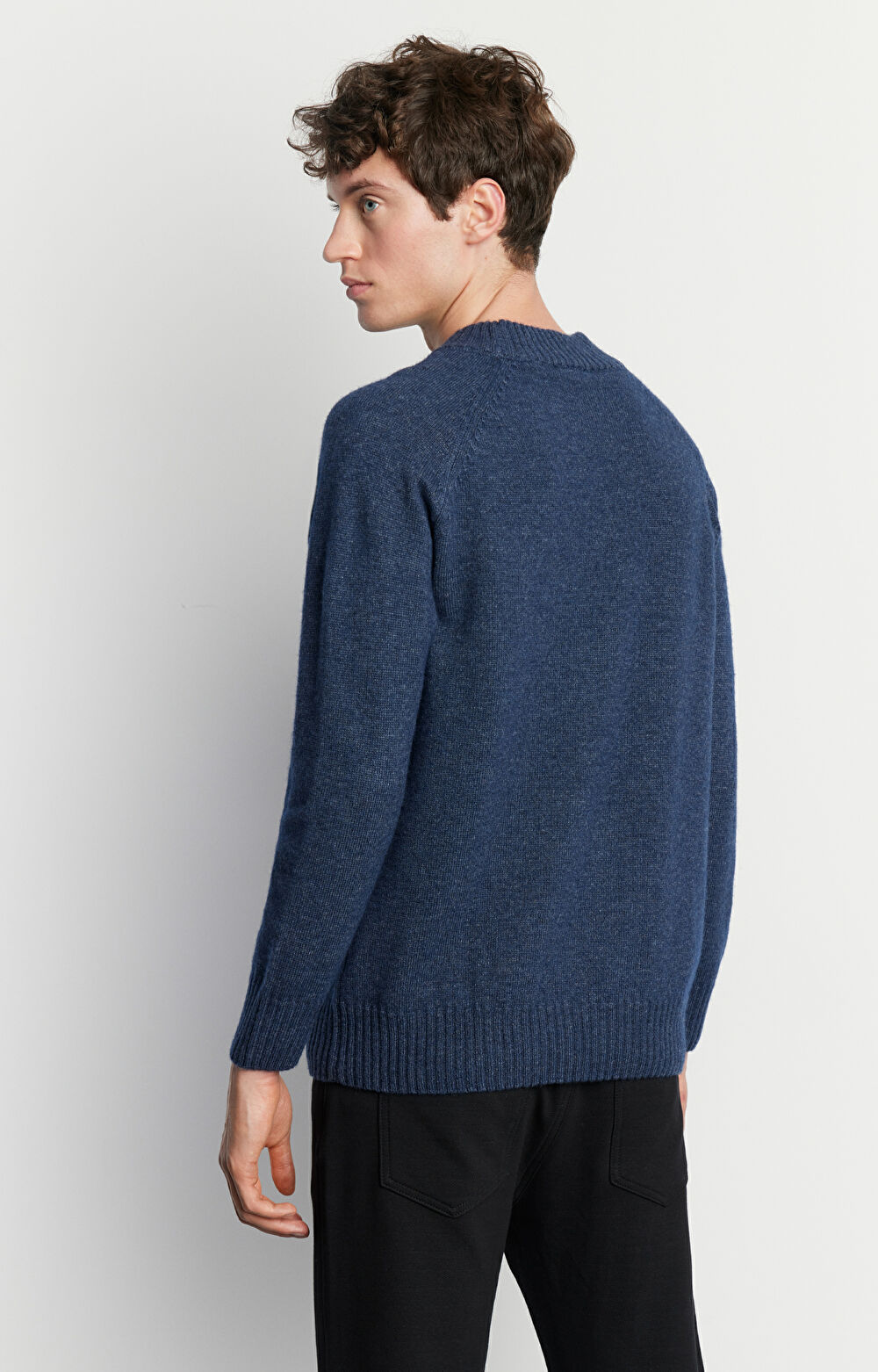 Wełniany sweter z dodatkiem jedwabiu