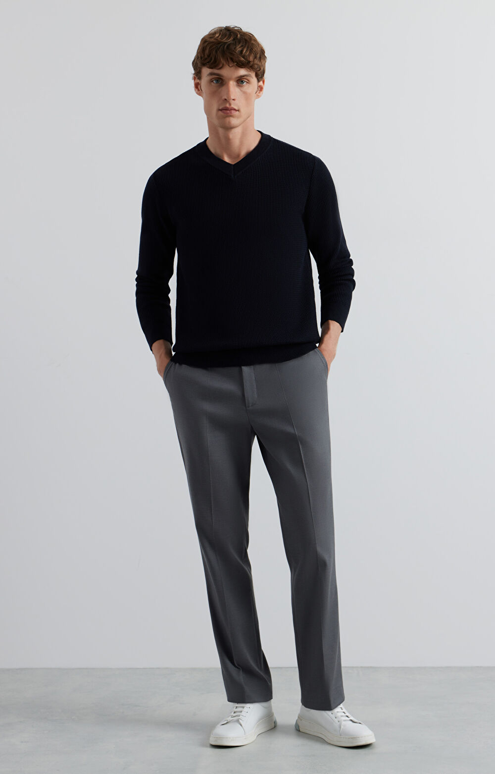Sweter v-neck w mikrowzór - 4
