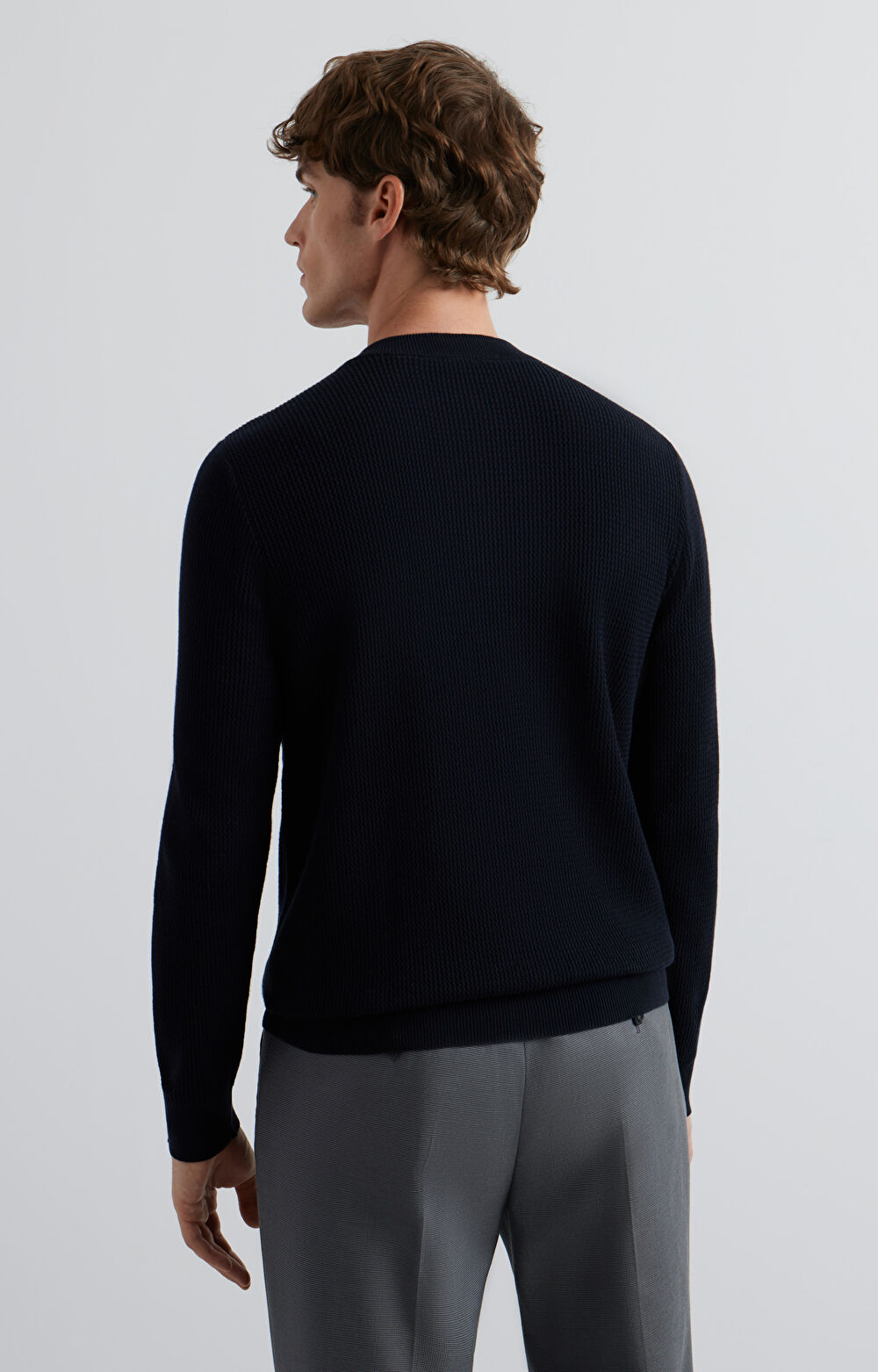 Sweter v-neck w mikrowzór - 3