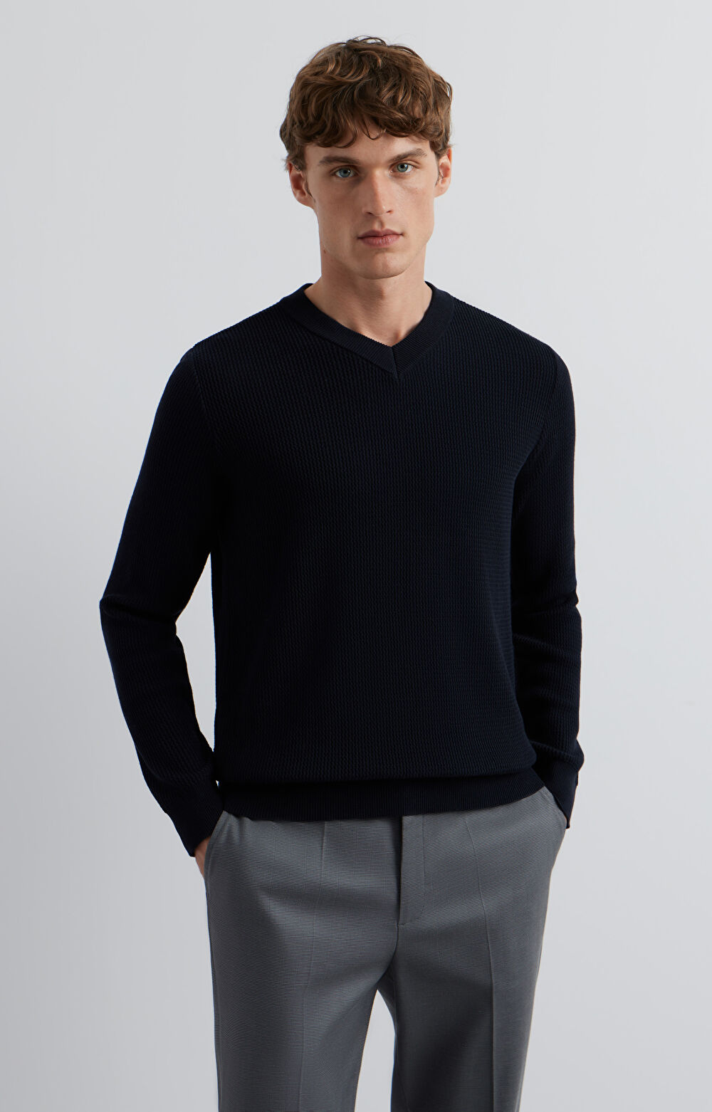 Sweter v-neck w mikrowzór - 6