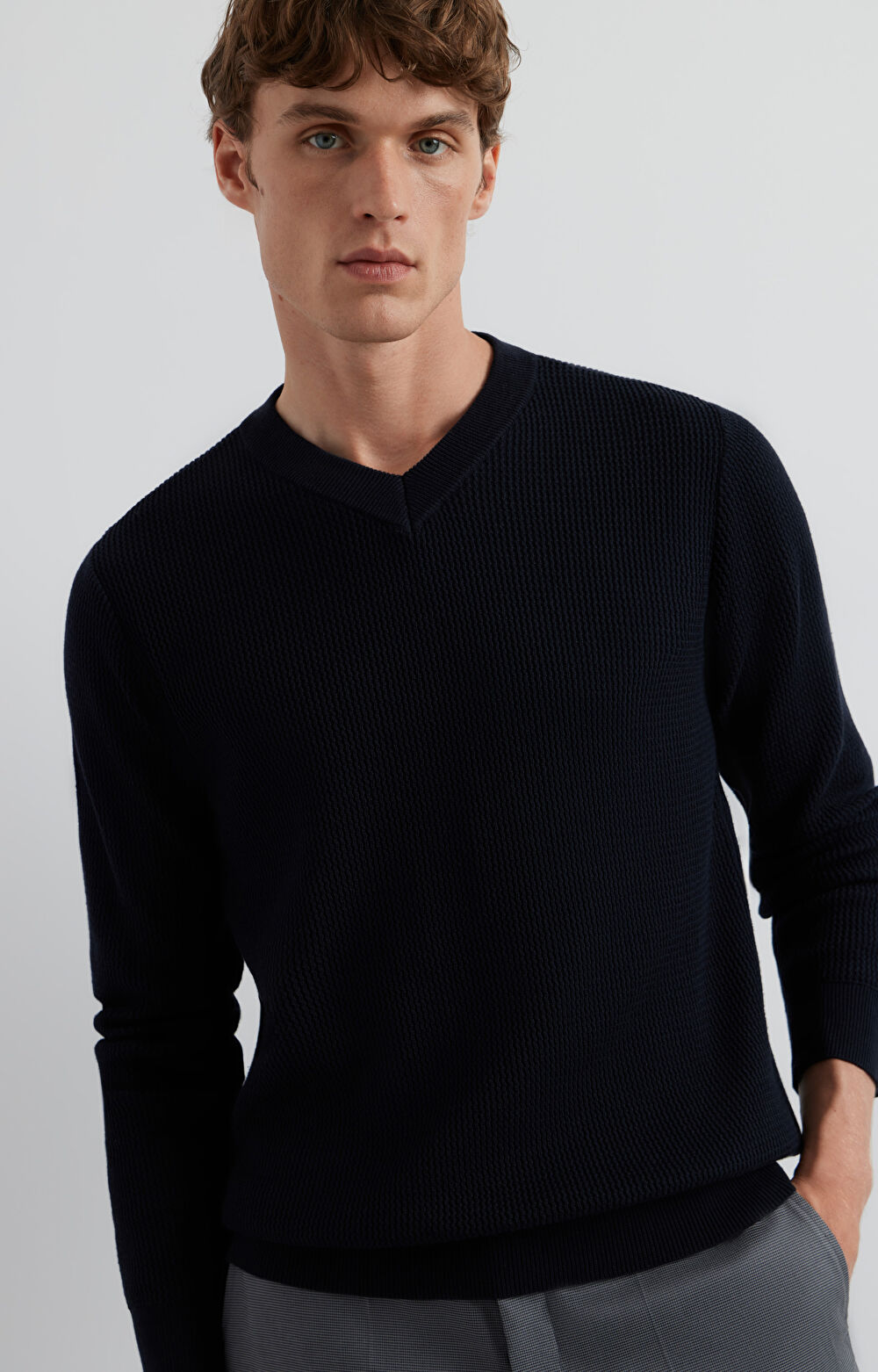 Sweter v-neck w mikrowzór - 7