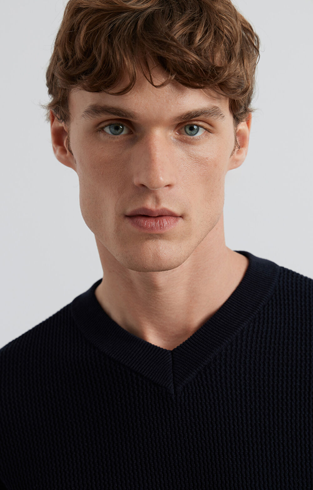 Sweter v-neck w mikrowzór - 5