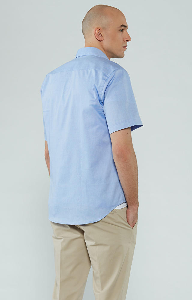 Swobodna koszula w mikrowzór z krótkim rękawem, kołnierz kryty button-down - 3