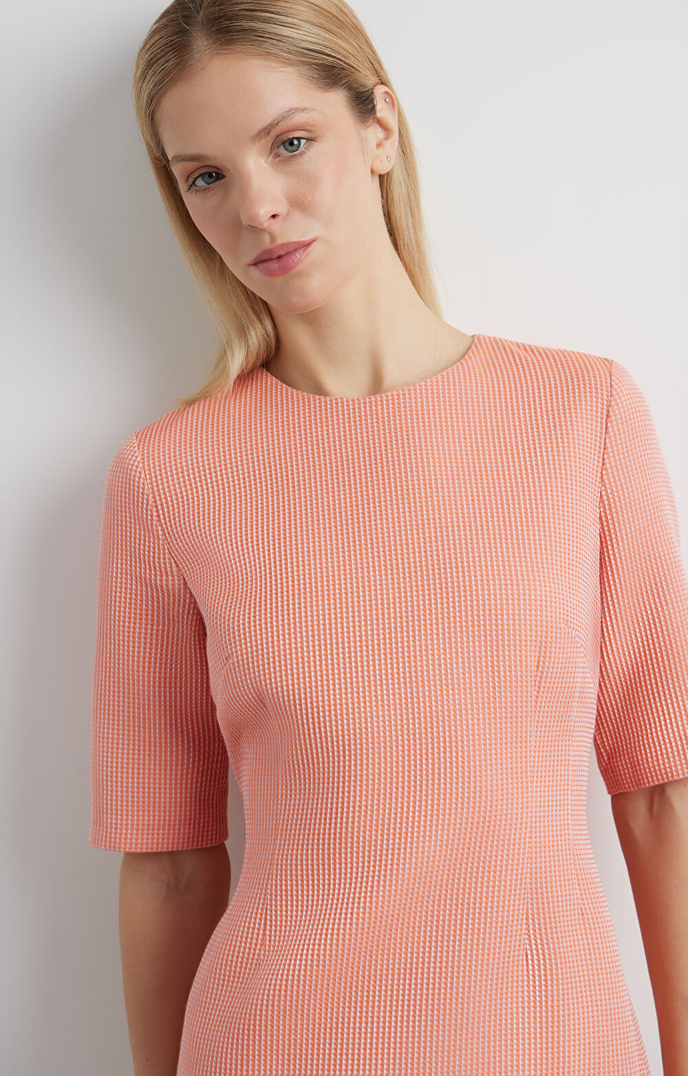 Sukienka mini w delikatną strukturę - 3