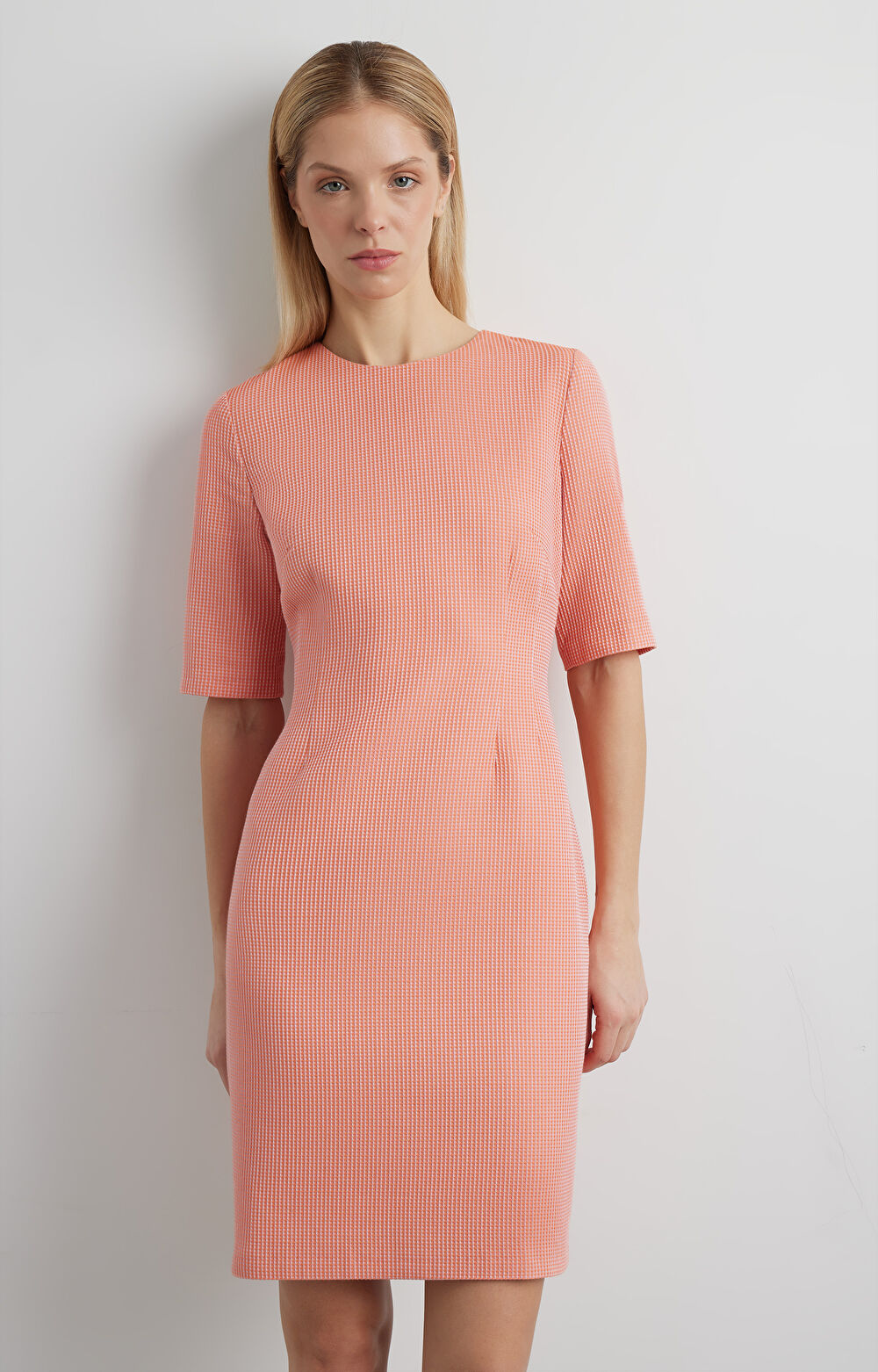 Sukienka mini w delikatną strukturę - 4