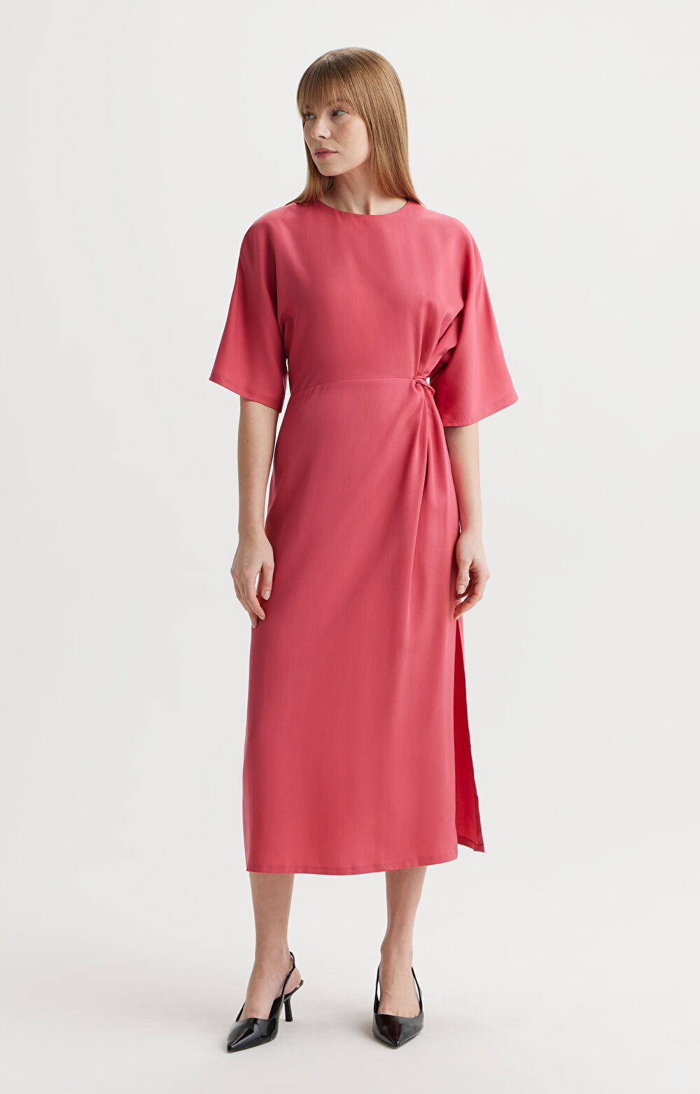 Sukienka z rozcięciem