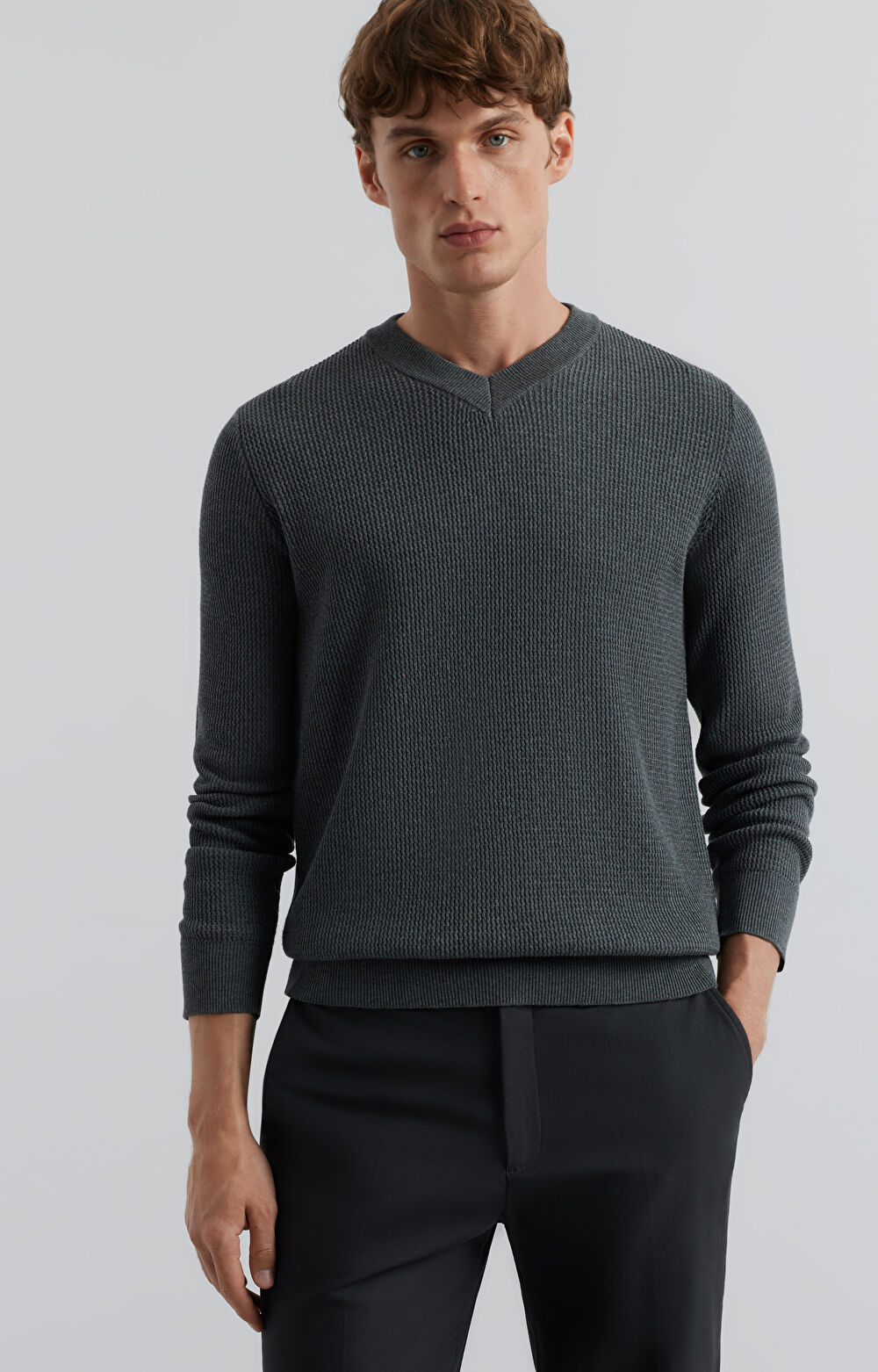 Sweter v-neck w mikrowzór - 7