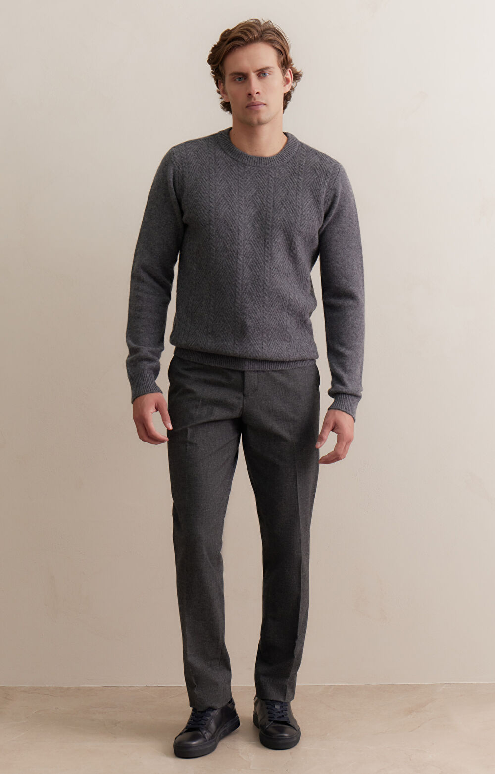 Szary sweter z wełny merino - 4