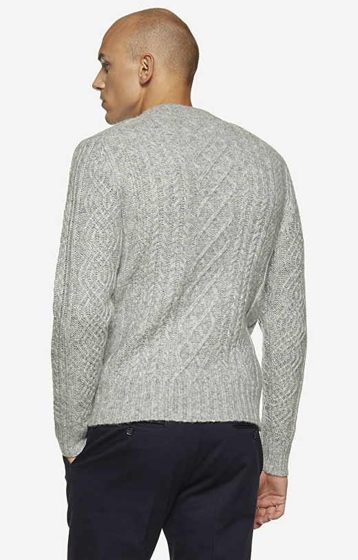 Gruby sweter o warkoczowym splocie