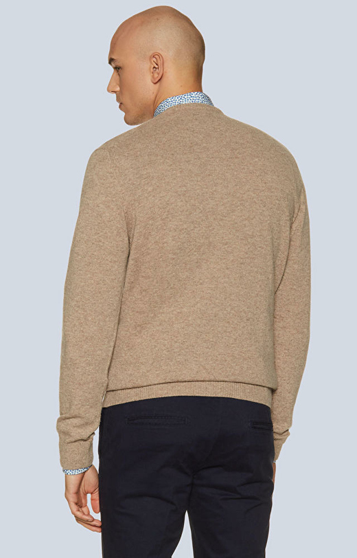 Lekki, wełniany sweter typu round-neck z delikatną strukturą