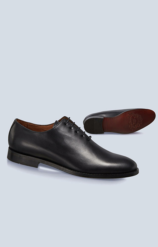 Skórzane buty typu oxford, klasyczne do garnituru