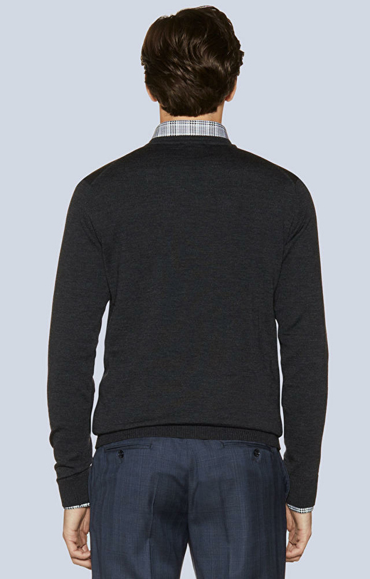 Lekki, wełniany sweter v-neck