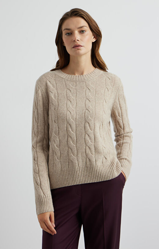 Sweter o warkoczowym splocie