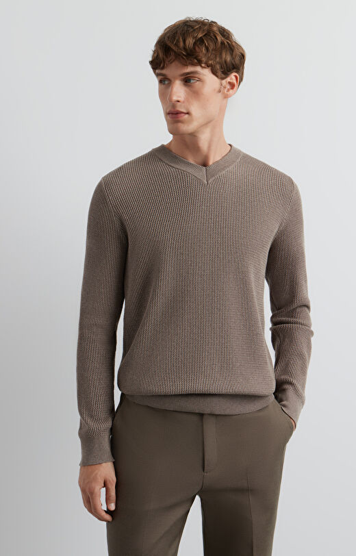 Sweter v-neck w mikrowzór