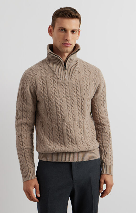 Sweter o warkoczowym splocie