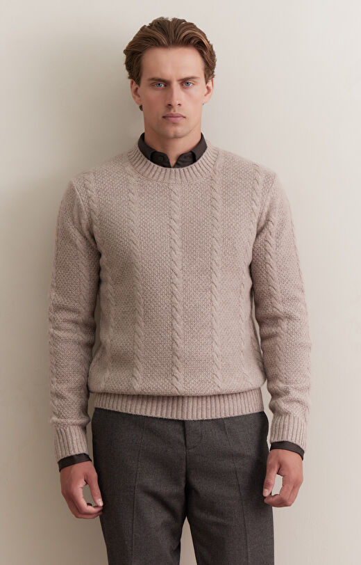 Beżowy sweter w geometryczny wzór