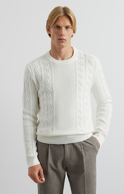 Sweter round neck o warkoczowym splocie