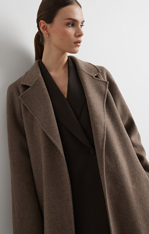 Kopertowy płaszcz z paskiem