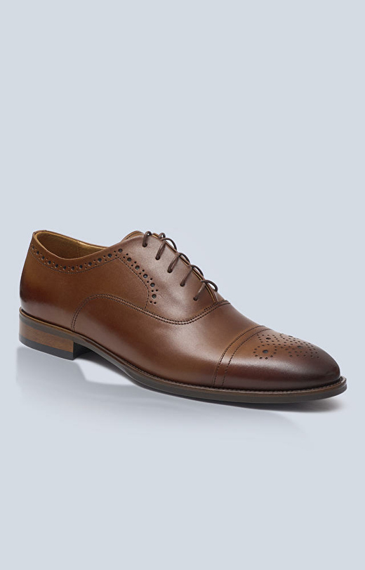 Skórzane buty typu Oxfordy z perforacjami, klasyczne do garnituru