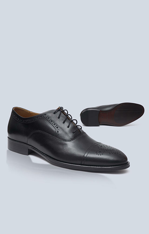 Skórzane buty typu Oxfordy z perforacjami, klasyczne do garnituru