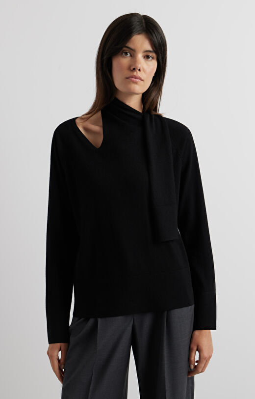 Sweter z asymetrycznym dekoltem