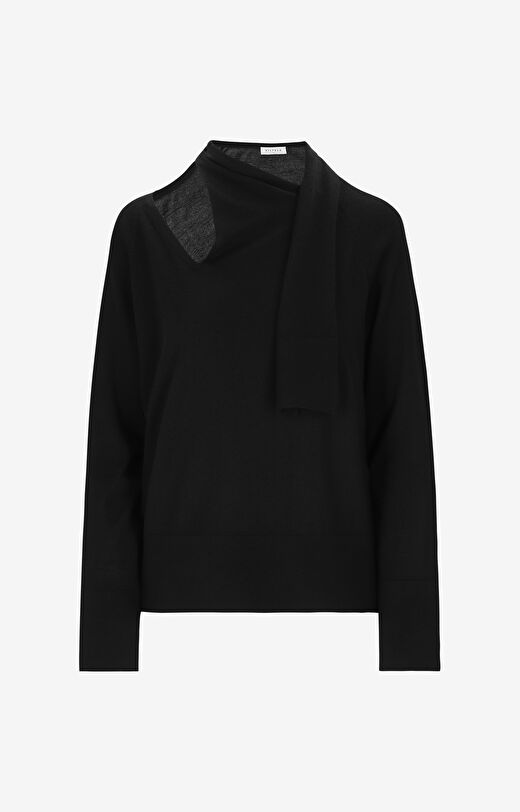 Sweter z asymetrycznym dekoltem