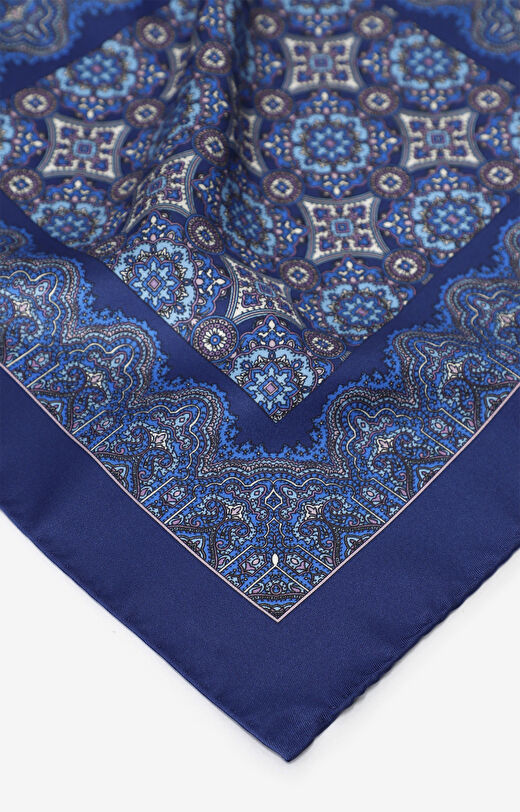 Jedwabna poszetka w geometryczny wzór