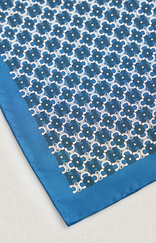 Jedwabna poszetka w geometryczny wzór