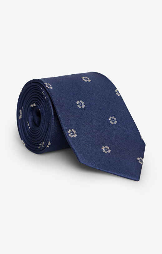 Jedwabny krawat w geometryczny wzór