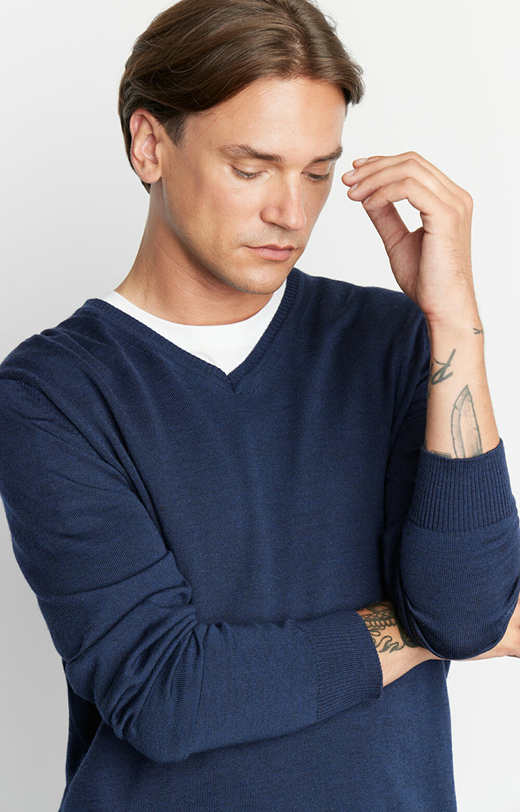 Sweter typu v-neck z wełny merino