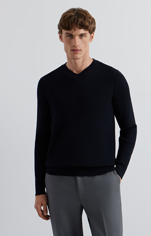 Sweter v-neck w mikrowzór