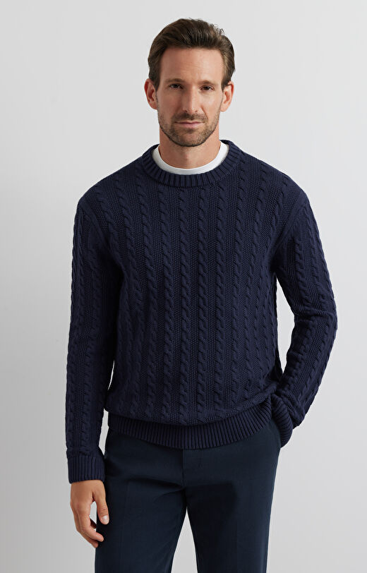 Sweter o warkoczowym splocie