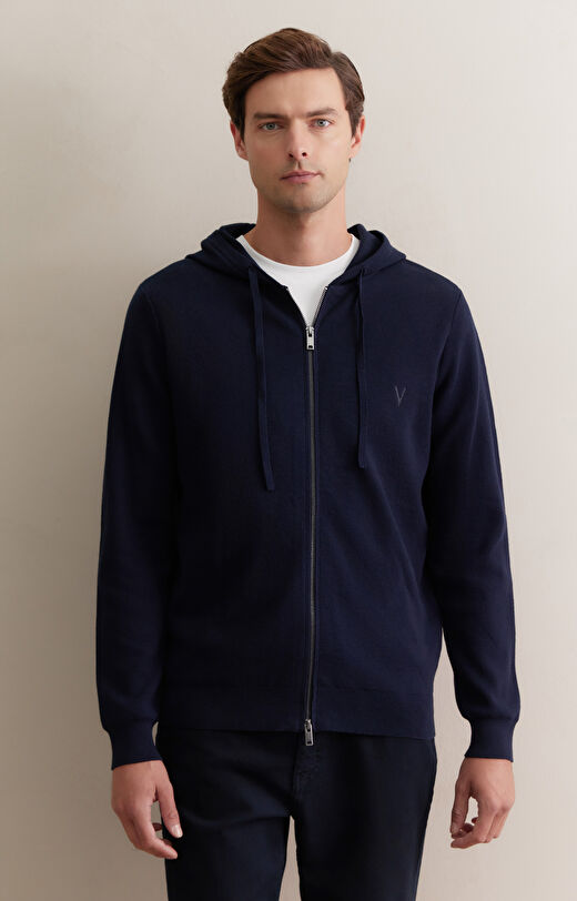 Sweter z kapturem