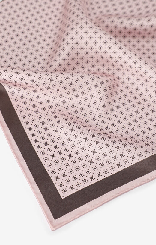 Jedwabna poszetka w geometryczny mikrowzór