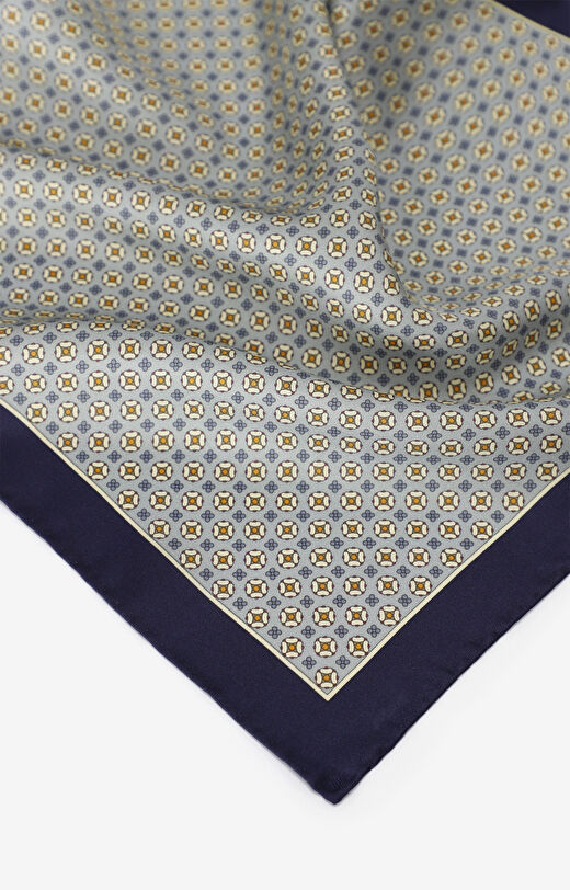 Jedwabna poszetka w geometryczny mikrowzór