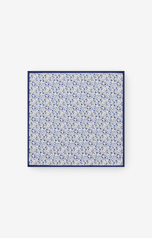 Jedwabna poszetka w kwiatowy wzór