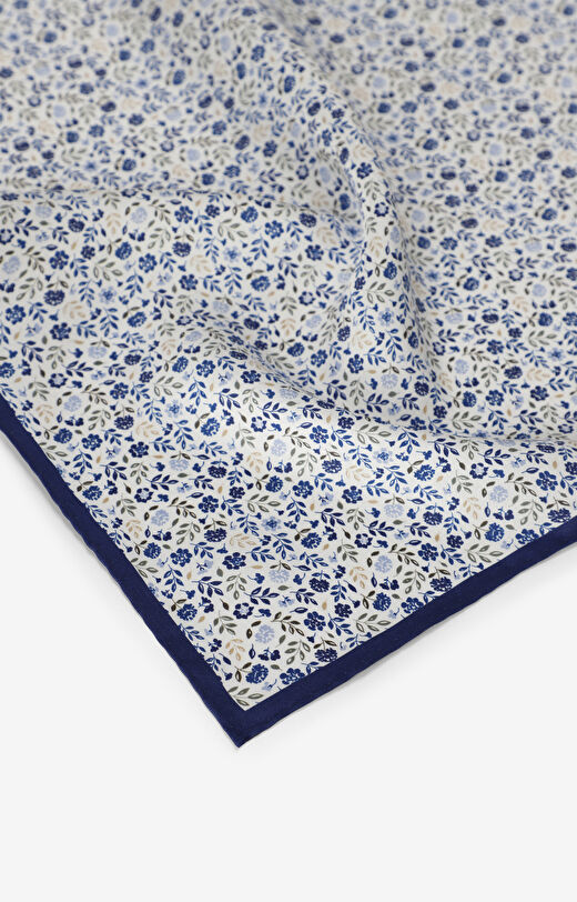 Jedwabna poszetka w kwiatowy wzór