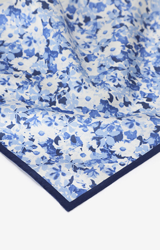 Jedwabna poszetka w kwiatowy wzór