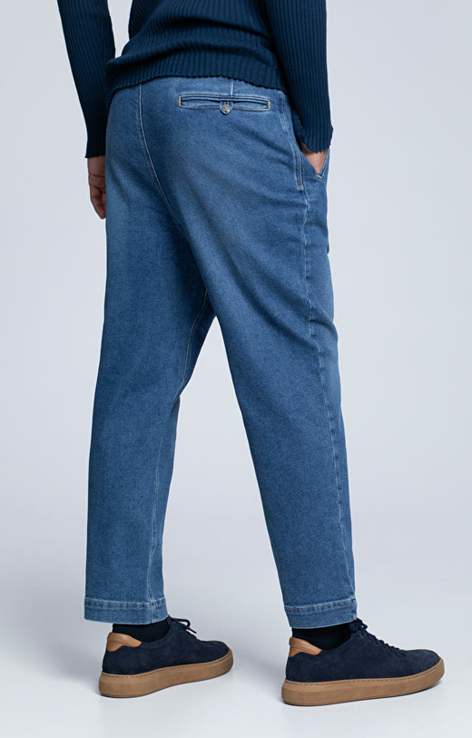 Luźne jeansy o diagonalnym splocie