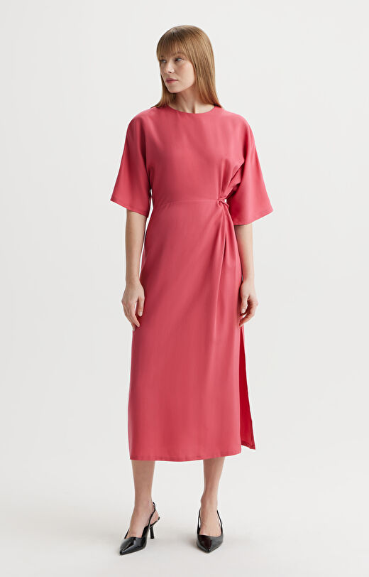 Sukienka z rozcięciem