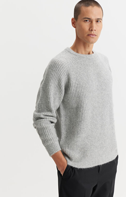 Sweter ze strukturalnym wzorem