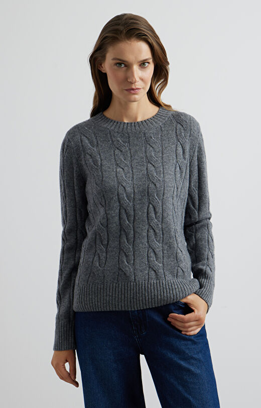 Sweter o warkoczowym splocie