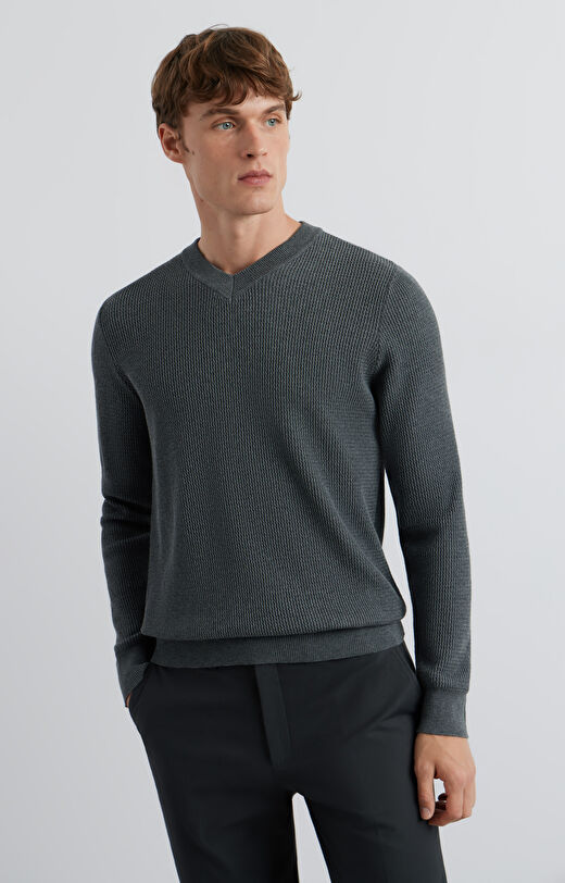 Sweter v-neck w mikrowzór