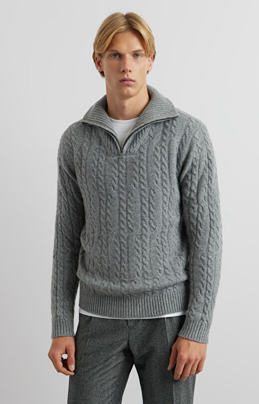 Sweter o warkoczowym splocie