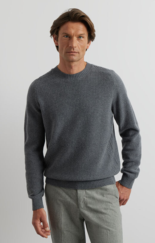 Sweter round neck w mikrowzór