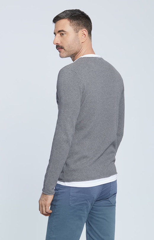 Sweter z ozdobną kieszonką