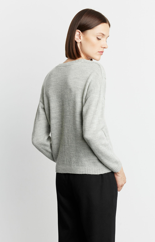Sweter o warkoczowym splocie