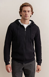 Sweter z kapturem